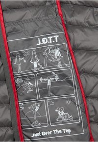 Szary pikowany materiał z czerwonym akcentem i białymi ilustracjami graficznymi. Zawiera tekst "J.O.T.T" oraz "Just Over The Top."