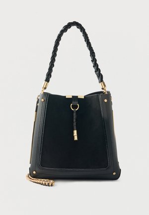 Zwarte handtas van glad leer met een gevlochten riem, goudkleurige metalen accenten, rechthoekige vorm en een kettingdetail aan de zijkant.