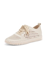 Beige gebreide sneaker met veter aan de voorkant, geperforeerde ventilatiegaten aan de zijkanten en een geribbelde flexibele zool op een witte achtergrond.