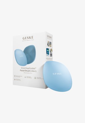 Blauwe GESKE 4-in-1 slimme gezichtsborstel met siliconen borstelharen, weergegeven naast de witte verpakking met product- en awarddetails.