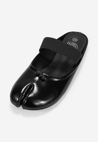 Zapato negro de piel deslizante con un diseño de punta dividida, tira elástica sobre el empeine y un acabado suave y brillante. Talla 36 indicada en el interior.