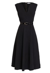 Svart ärmlös klänning med V-ringning, figurnära linning, utsvängd kjol och ett glänsande svart bälte med ett guldspänne. Slät tygstruktur.