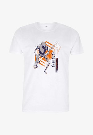 T-shirt in cotone bianco con una grafica di un robot che tiene un'ascia, con accenti blu e arancioni e la parola "OCHO" in caratteri neri in grassetto.