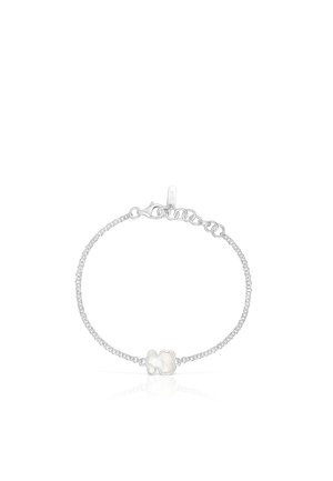 Pulsera de cadena de plata con un charm central alargado en forma de nube con una superficie pulida e iridiscente.