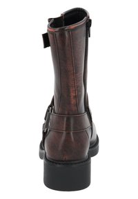 Ruskean tekonahkasaappaat nilkkamittaisella leikkauksella, joissa on pyöreä kärki, sivuvetoketju ja solk yksityiskohtia, sekä tekstuuri pinta ja musta kumipohja.