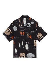 Camisa de manga corta negra con ilustraciones de animales coloridas, que incluyen pingüinos y tigres, acompañadas de texto escrito a mano que describe las especies.