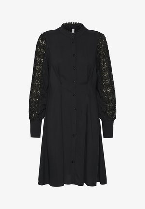 Czarna sukienka koszulowa z koronkowymi bufiastymi rękawami, zapięciem na guziki, wysokim dekoltem i plisowanym dolnym części. Charakteryzuje się teksturowanym koronkowym wykończeniem rękawów.