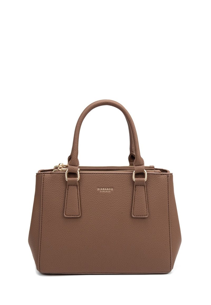 Borsa a mano in pelle marrone con design strutturato, chiusura con zip superiore e due manici corti. Presenta un logo sottile e dettagli in metallo dorato.