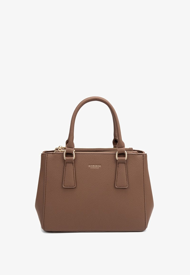 Bruine lederen handtas met een gestructureerd ontwerp, een ritsluiting aan de bovenkant en twee korte hengsels. Kenmerkt zich door een subtiel logo en accenten in goudkleurige hardware.