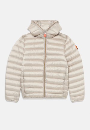 Beige pufferjakke med hætte, vandret quiltet design, en frontlynlås med en orange træk, og et logo på venstre ærme.