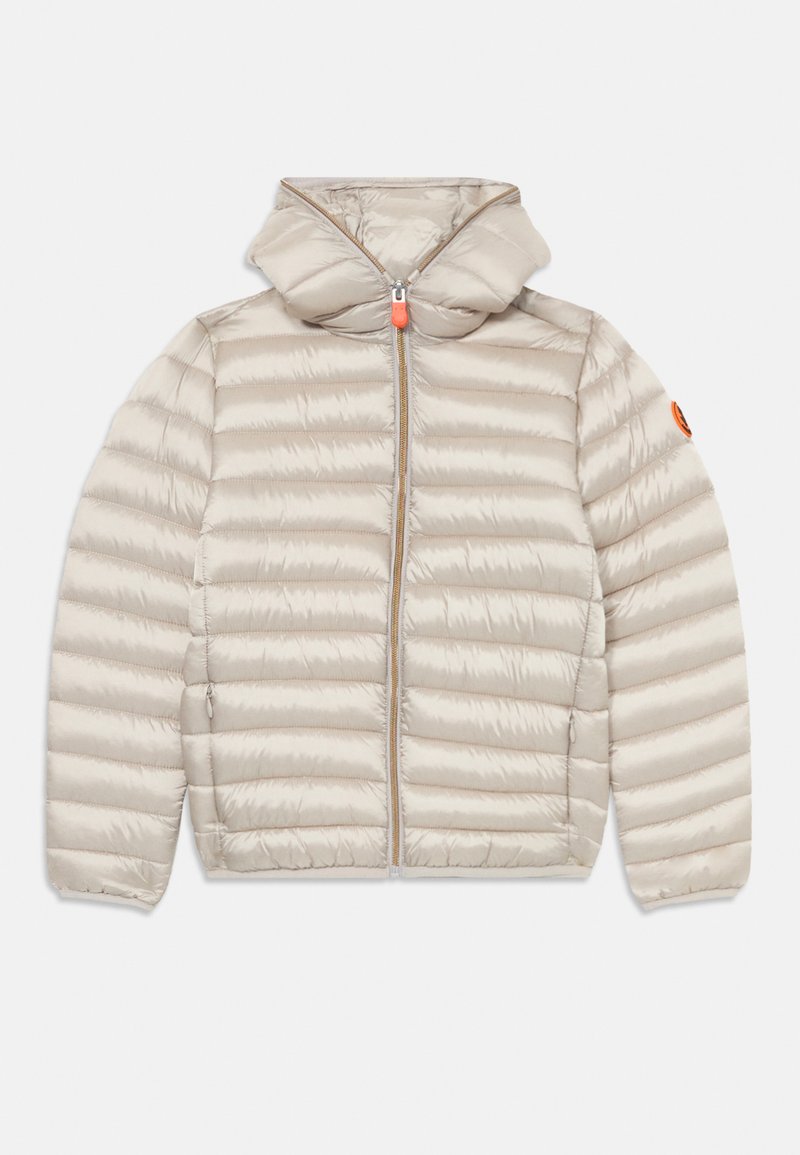 Beige Steppjacke mit Kapuze, horizontal gestepptem Design, einem Frontreißverschluss mit orangefarbenem Ziehfaden und einem Logo auf dem linken Ärmel.