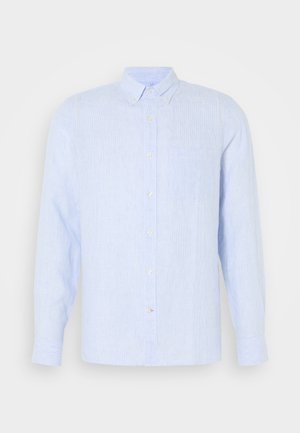Camicia button-up blu chiaro realizzata in tessuto testurizzato, con colletto, maniche lunghe, taschino sul petto e un sottile motivo a righe.