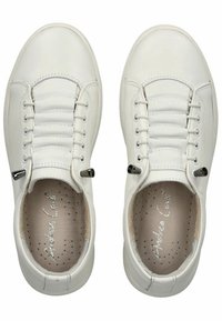 Sneakers bianchi in pelle con punta arrotondata, dettagli cuciti e design slip-on con particolari in metallo. Texture liscia.