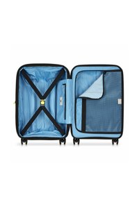 Maleta negra con ruedas, interior con rayas azules, que cuenta con un bolsillo con cremallera y correas cruzadas para un embalaje seguro. Compartimentos para la organización.