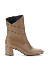 Bota de tobillo de cuero marrón con punta afilada, tacón apilado y pliegues decorativos a lo largo del caño; cuenta con una cremallera lateral.