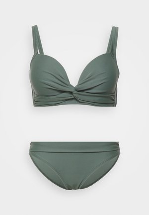 Costume da bagno verde scuro composto da un reggiseno con dettaglio anteriore attorcigliato e un bikini bottom a taglio classico con delicate arricciature in vita.