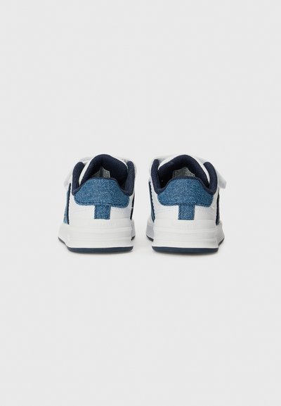 Blå denim sneakers med hvite gummisåler, med en teksturert overdel og hælaksenter. Snøringer og en merkelappsynlig bak.