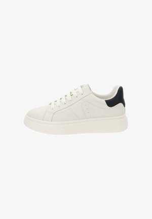 Baskets en cuir blanc avec un capuchon de talon noir, bout rond, épaisse semelle blanche et fermeture à lacets. Présente un design minimaliste et des accents perforés.