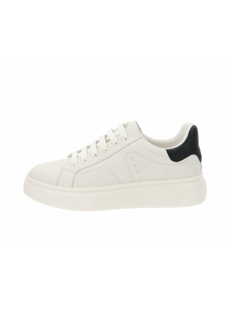 Baskets en cuir blanc avec un capuchon de talon noir, bout rond, épaisse semelle blanche et fermeture à lacets. Présente un design minimaliste et des accents perforés.