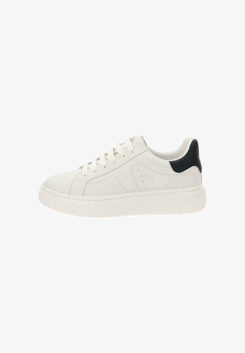 Baskets en cuir blanc avec un capuchon de talon noir, bout rond, épaisse semelle blanche et fermeture à lacets. Présente un design minimaliste et des accents perforés.