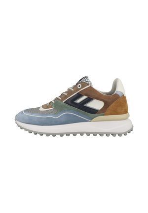 Sneaker mit einer Mischung aus blauem, braunem und grünem Wildleder, Mesh-Details und einer dicken weißen Sohle mit kleinen grauen Nieten. Akzentuiert mit gemusterten Schnürsenkeln.