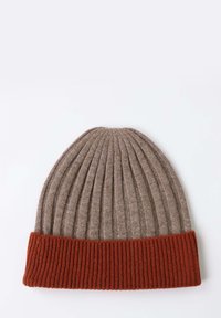 Berretto lavorato a maglia di color marrone chiaro con un design a coste texturizzato. Presenta un bordo rosso a contrasto alla base. Materiale morbido e caldo.