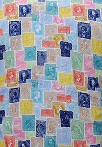 Kleurrijk achtergrondpatroon met verschillende vintage postzegels in meerdere kleuren, vormen en ontwerpen, sommige met portretten en tekst.