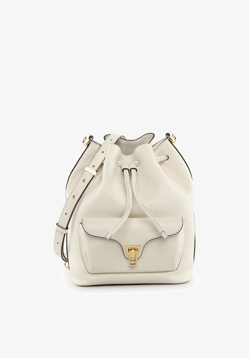 Sac seau en cuir crème avec poche avant, fermoir doré et bandoulière réglable.