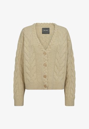 Beige adīta džemperis ar V-veida kakla izgriezumu, izteikts kabelīša adījuma raksts, pieci koka pogas un ribotas piedurknes un apakšmalas.