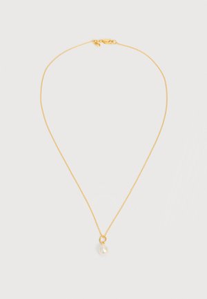 Λεπτό χρυσό κολιέ αλυσίδας με μικρό κρίκο που κρατάει ένα μονό λευκό μαργαριταρένιο μενταγιόν σε σχήμα σταγόνας πάνω σε απλό φόντο.