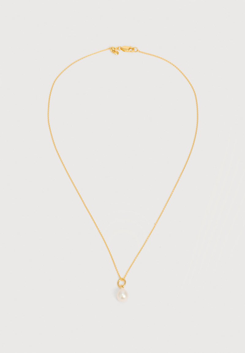 Λεπτό χρυσό κολιέ αλυσίδας με μικρό κρίκο που κρατάει ένα μονό λευκό μαργαριταρένιο μενταγιόν σε σχήμα σταγόνας πάνω σε απλό φόντο.