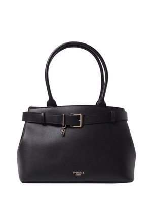 Borsa a tracolla in pelle nera con un design strutturato, caratterizzata da una texture liscia, doppi manici, un accento a cintura con una fibbia dorata e logo del marchio.
