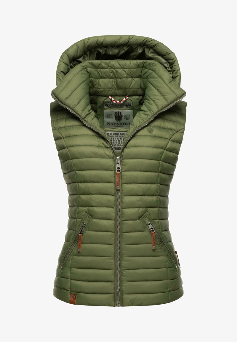 Tamsiai žalia pūsta liemenė su kapišonu, kvadratinio rašto, turi dvi užtraukiamas šonines kišenes ir viduje yra prekinis ženklas. Su rudais odiniais akcentais.