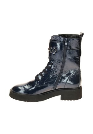 Stivaletti alla caviglia blu navy lucidi con lacci davanti e cerniera laterale. Presentano borchie decorative sulla cinghia alla caviglia e una robusta suola nera.
