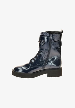 Stivaletti alla caviglia blu navy lucidi con lacci davanti e cerniera laterale. Presentano borchie decorative sulla cinghia alla caviglia e una robusta suola nera.