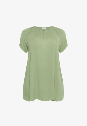 Vaaleanvihreä pusero, joka on valmistettu pehmeästä ja valuvasta kankaasta. Siinä on lyhyet hihat, pyöreä pääntie nappidetaililla ja rento mitoitus.