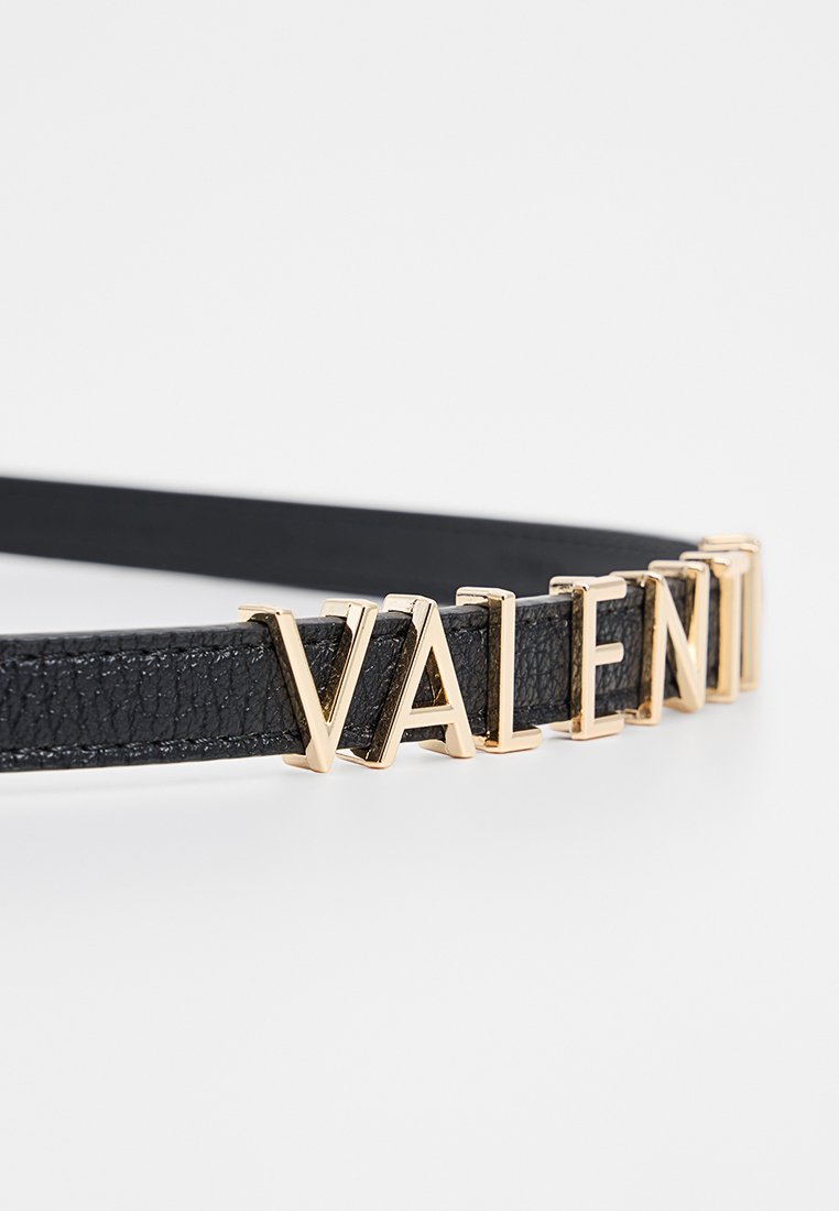 Schwarzer Leder-Gürtel mit strukturierter Oberfläche und fetten goldenen Buchstaben, die "VALENTI" buchstabieren. Das Design ist schlank und hat eine minimalistische Ästhetik.