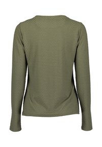 Maglia a maniche lunghe color verde oliva, con un motivo a spina di pesce testurizzato. Design con scollatura a girocollo e tessuto morbido e elastico.