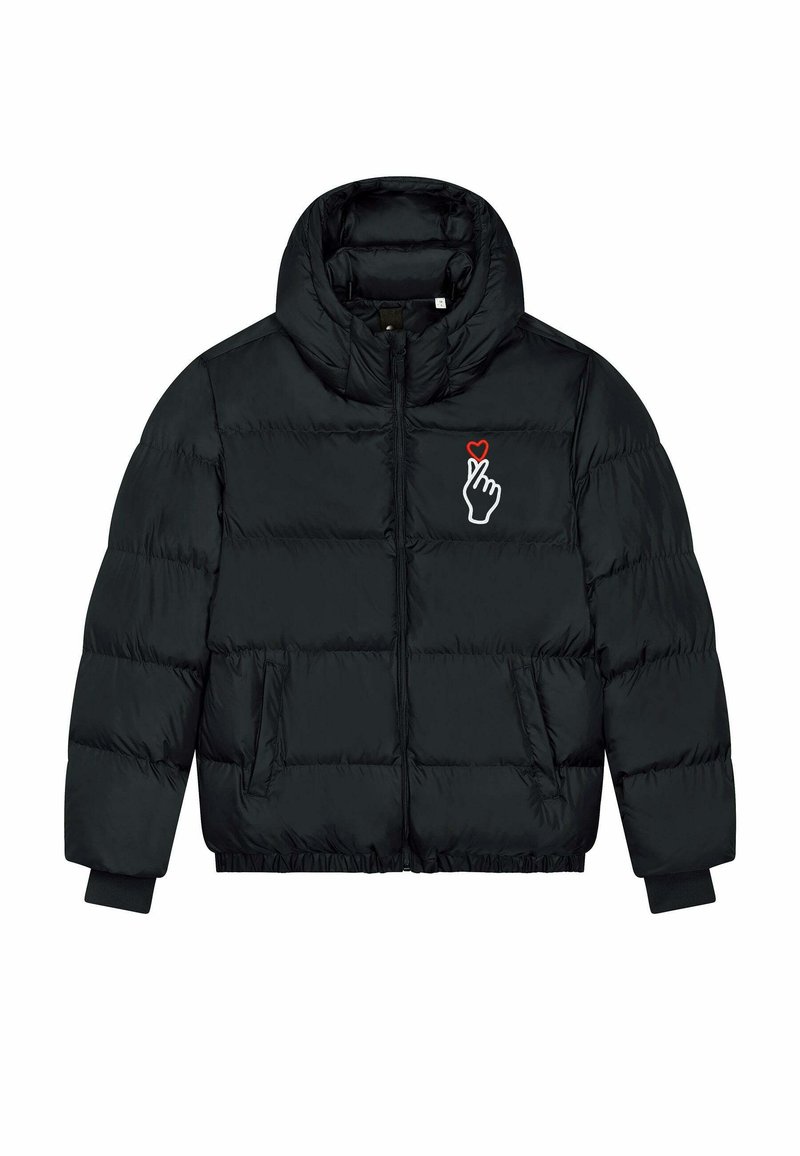 Piumino nero con collo alto, chiusura frontale con cerniera e due tasche laterali. Presenta una grafica di una mano con un cuore rosso sul petto.