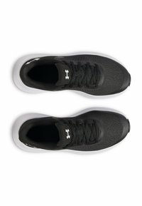 Scarpe sportive nere con tomaia in maglia testurizzata, punta rotonda e suola bianca. Presentano lacci neri e un logo Under Armour.