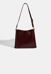 Bordeaux leren schoudertas met een gladde textuur, platte bodem, verstelbare schouderriem en minimalistisch ontwerp. Geen zichtbare hardware of patronen.