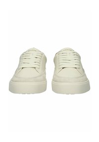 Sneakers con lacci in pelle bianca sporca con dettagli in suede, suola piatta in gomma e branding minimale sulla linguetta. Design classico con punta arrotondata.