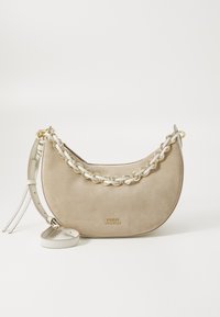 Beige ruskinds skuldertaske i halvmåneform, med en guldkædeaccent og justerbar rem. Logoet er trykt på forsiden.