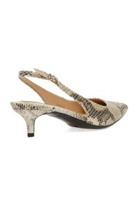 Zapatos de tacón slingback de punta en beige y estampado de serpiente negro en cuero sintético. Presentan un tacón bajo y una correa ajustable en el tobillo con una hebilla dorada.