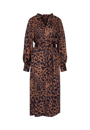 Leopardprint kjole i brun og sort. Lange ærmer, krave, knapfront og knyttet talje. Glat stof med et flydende design.