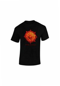 T-shirt nera con un design di sole rosso che presenta un volto e numeri romani, con il testo "PINK FLOYD" sotto il sole.