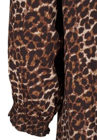 Bluse med leopardmønster i brune og creme farver, der har et tekstureret stof og indsamlede manchetter for et figursyet look.