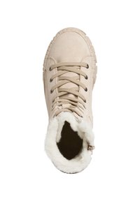 Bottine en suède beige avec une semelle texturée, dotée d'un col en fourrure et de lacets ronds. Détail de fermeture éclair latérale visible.