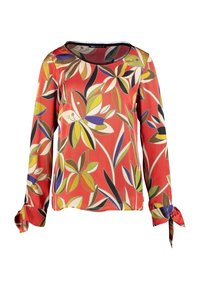 Röd blus med långa ärmar som har ett blommönster i gult, grönt och lila, med knytningar vid ärmarna och en rundad halsringning.