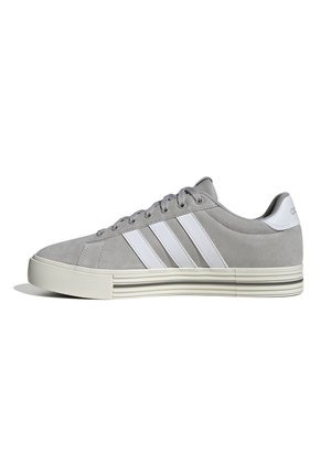 Szare zamszowe sneakersy z białymi skórzanymi paskami, gumowa podeszwa z wielowarstwowymi poziomymi liniami, okrągłe sznurowadła i wyściółka na języku.